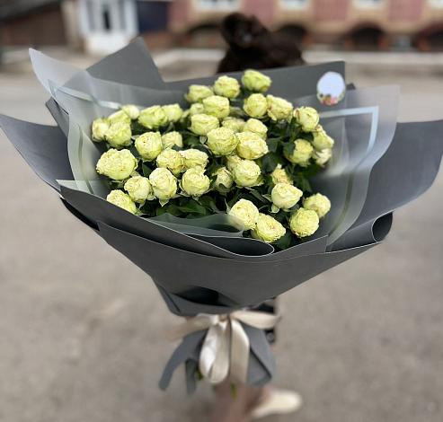 Букет Белые кустовые розы Солинеро в Баракаевской