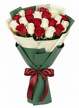 Букет Микс из красных и белых роз в Баракаевской