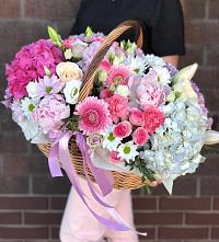 Цветочная композиция из Розы, Хризантемы, Пионы и Лизиантусы в корзине в Баракаевской