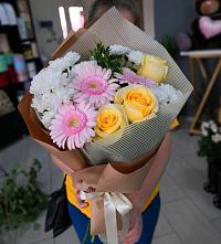 Букет цветов из:  Герберы, Розы и Хризантемы в Баракаевской