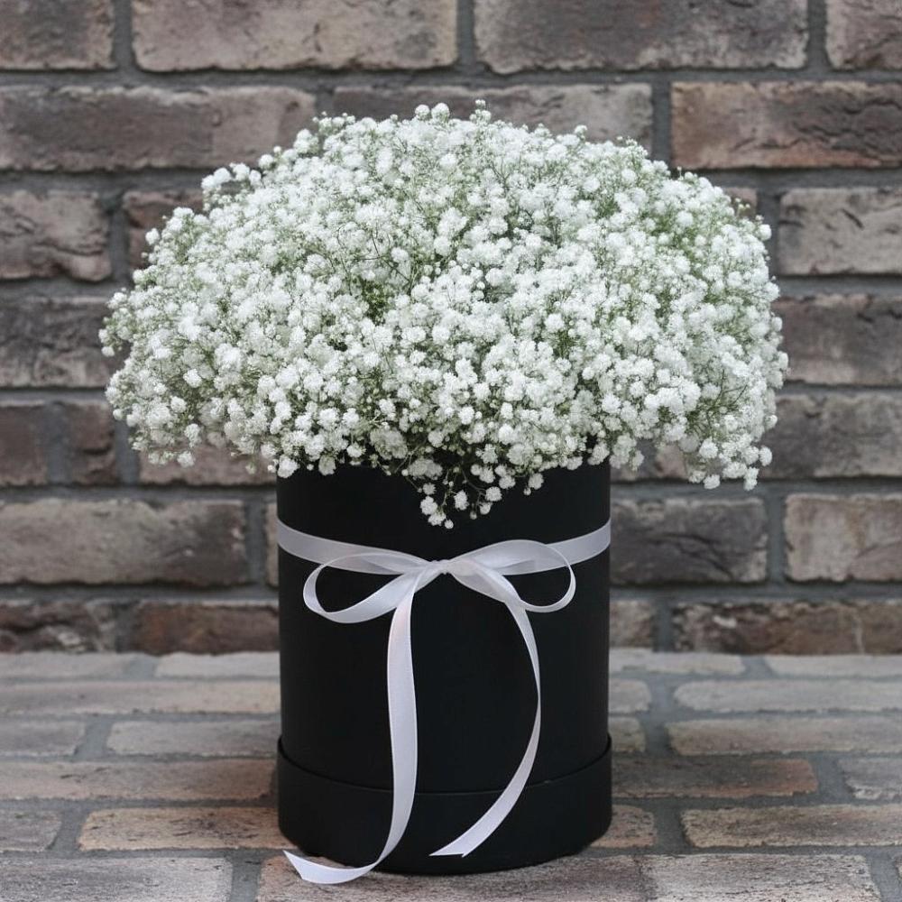 Цветочная композиция из Гипсофила в шляпной коробке в Баракаевской