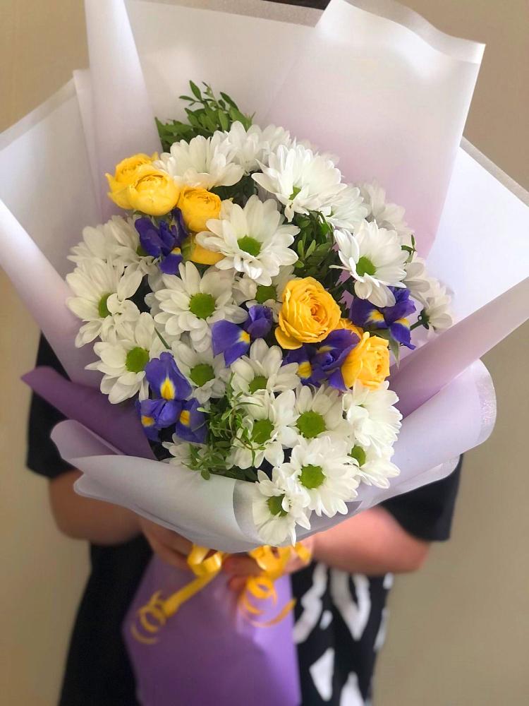 Букет цветов из: Ирисы, Хризантемы и Розы в Баракаевской