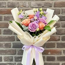 Букет цветов из:  Лизиантусы и Розы в Баракаевской