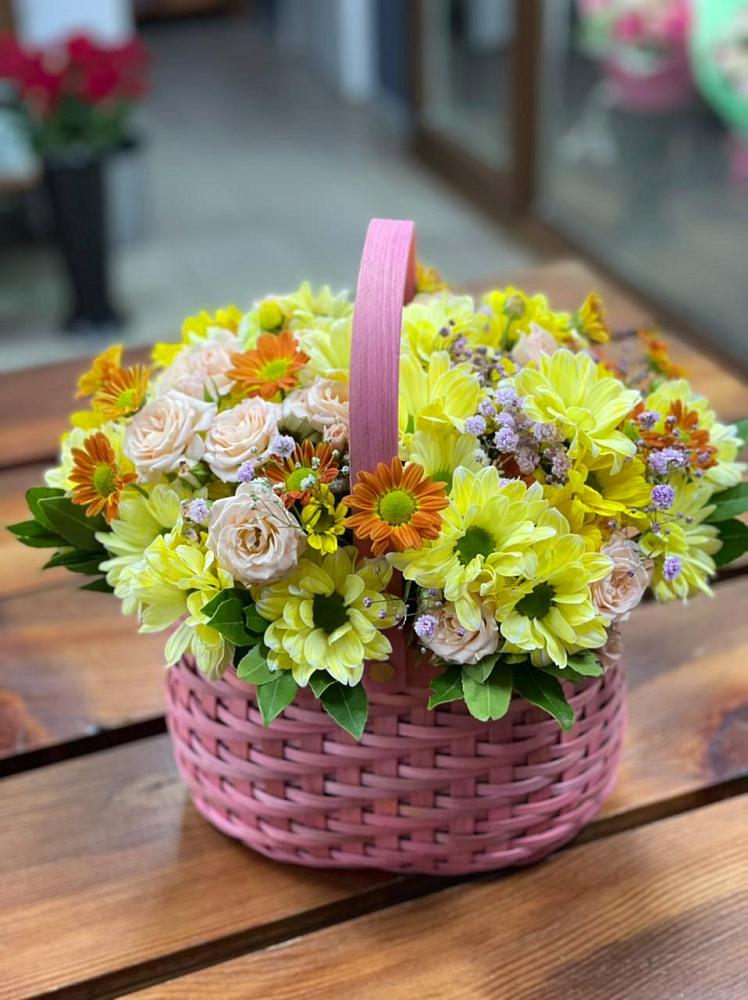 Цветочная композиция из Хризантемы и Розы в корзине в Баракаевской