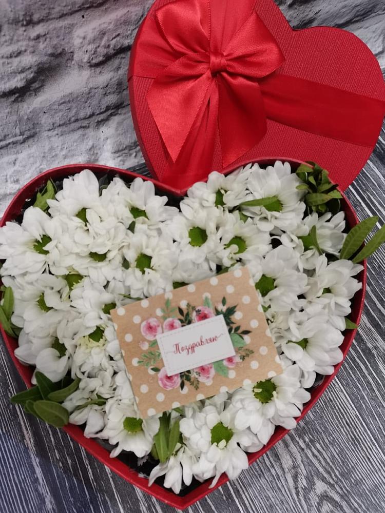 Цветочная композиция из Хризантемы в виде сердца в Баракаевской