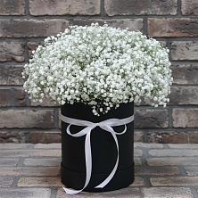 Цветочная композиция из Гипсофила в шляпной коробке в Баракаевской