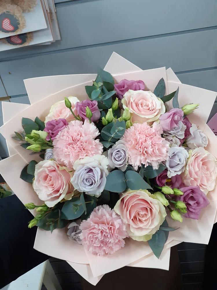 Букет цветов из: Розы, Гвоздики и Лизиантусы в Баракаевской