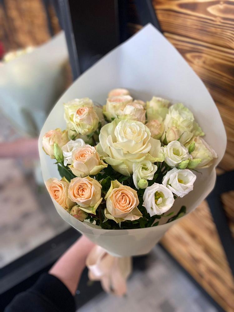 Букет цветов из: Розы и Лизиантусы в Баракаевской